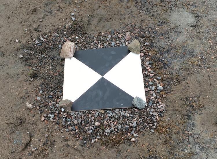 2.3.3 Flygsignaler För korrekt georeferering av flygbilder krävdes utplacering av geostödpunkter i fält. Enligt Mårtensson och Reshetyuk (2014) krävs minst fem geostödpunkter med god geometri i fält.
