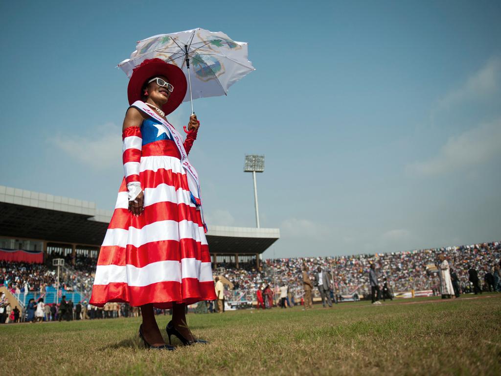 Presidentinstallation i Liberia. Efter flera inbördeskrig sker en demokratisk överföring av makten från en folkvald president till en annan. FBA bidrar till freds- och statsbyggandet i landet.