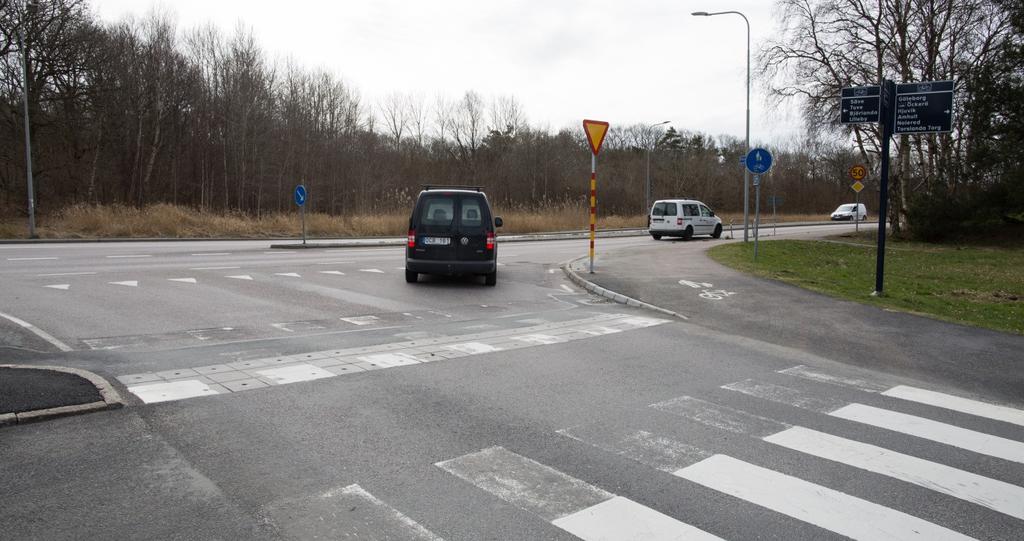 trafikflödena skapar ett framkomlighetsproblem för trafikanter som vill svänga ut från Domarringsgatan eller svänga av från Kongahällavägen in på Domarringsgatan.