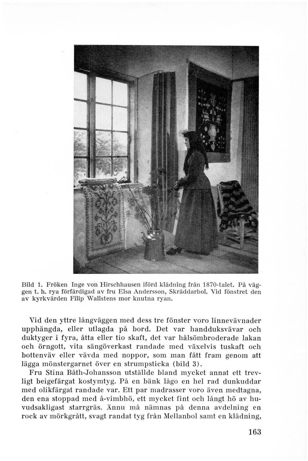 Bild 1. Fröken Inge von Hirschhausen iförd klädning från 1870-talet. På väggen t. h. rya förfärdigad av fru Elsa Andersson, Skräddarbol.