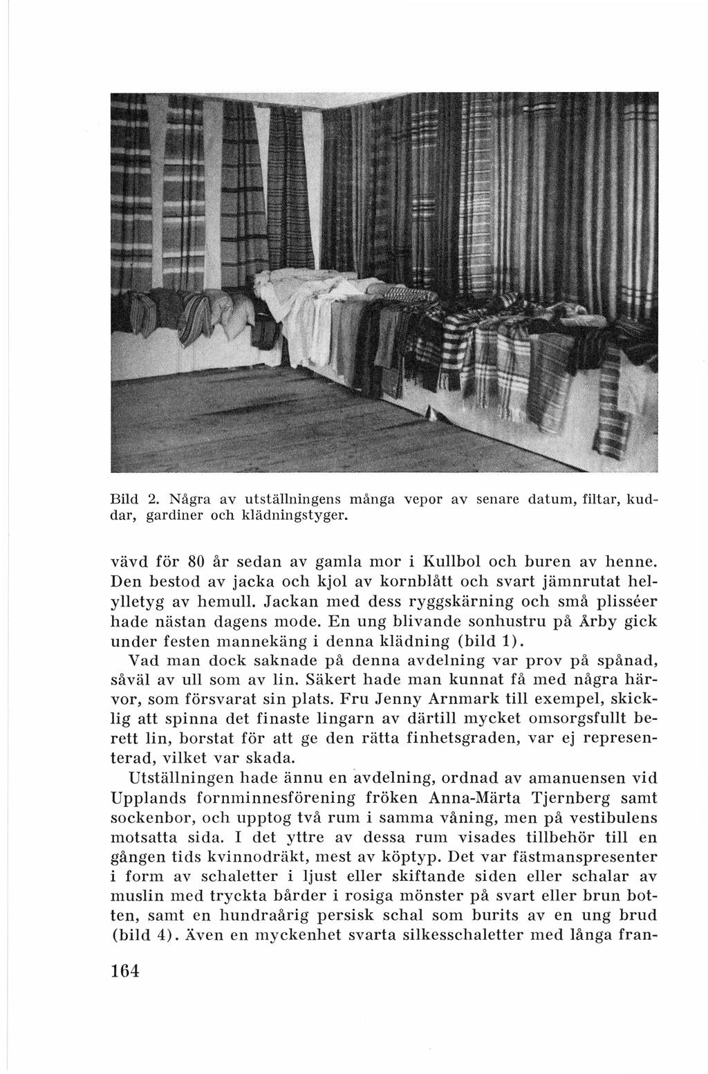 Bild 2. Några av utställningens många vepor av senare datum, filtar, kuddar, ga rdiner och klädningstyger. vävd för 80 år sedan av gamla mor i Kullbol och buren av henne.