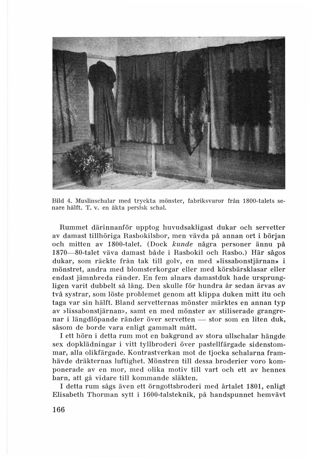 Bild 4. Muslinschalar med tryckta mönster, fabriksvaror från 1800-talets senare hälft. T. v. en äkta persisk schal.