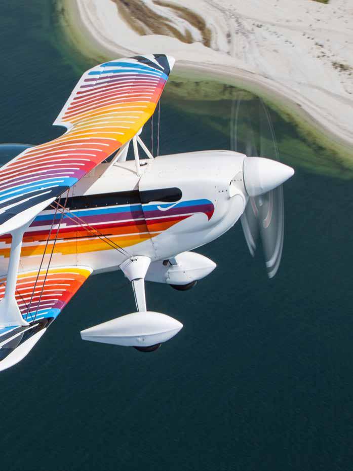 Det är fly-in på Bunge flygfält vid Fårösund på Gotland. Gästerna landar en efter en. Vädret är bästa tänkbara och stämningen är på topp.