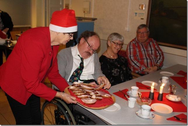 med grantomte, fruktkorg m.m. Som avslutning lästes "Tomten" av Viktor Rydberg och LOA Falkman sjöng "O helga natt" på CD skiva Och julstämningen hade