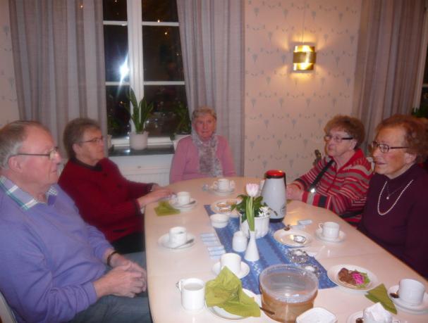 Det var en härlig blandning av bilder, som väckte många minnen. Innan det var dags att gå hem, avslutades mötet med kaffe, god smörgås och kaka. Har ni något att berätta för lokalavdelningarna?