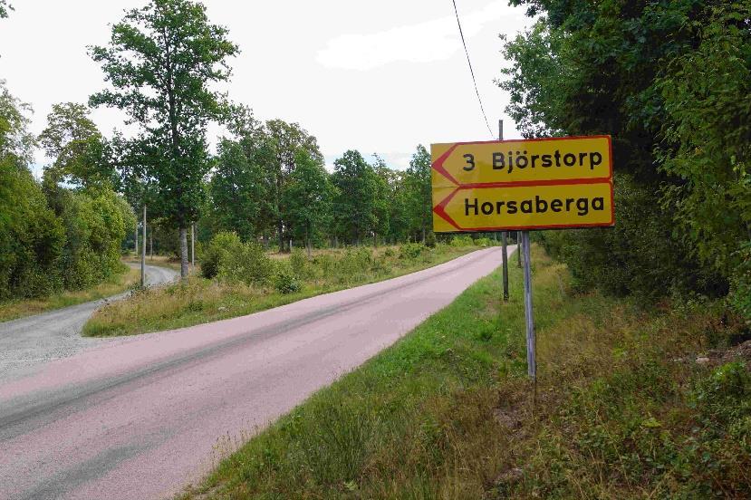 Fastigheten ligger på vänster sida om vägen, skyltat. Se vidare bifogade kartor.
