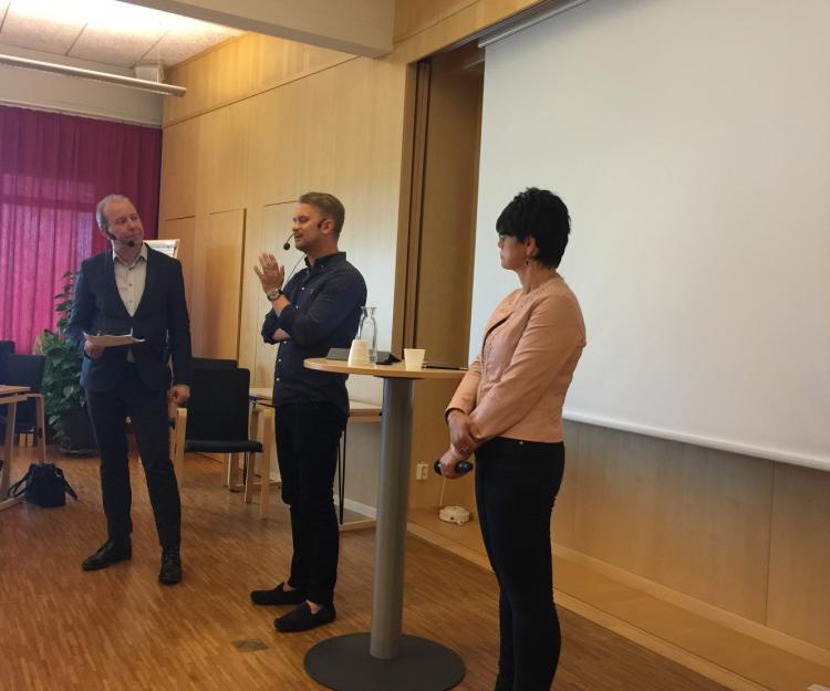 Moderator Mikael Klein Kristdemokraterna Jimmy Loord och Madeleine Rosenqvist "Människovärde viktigt oavsett" säger Jimmy LSS: rättighetslagstiftning - människovärde, skylt på fusk, lagstiftning, för