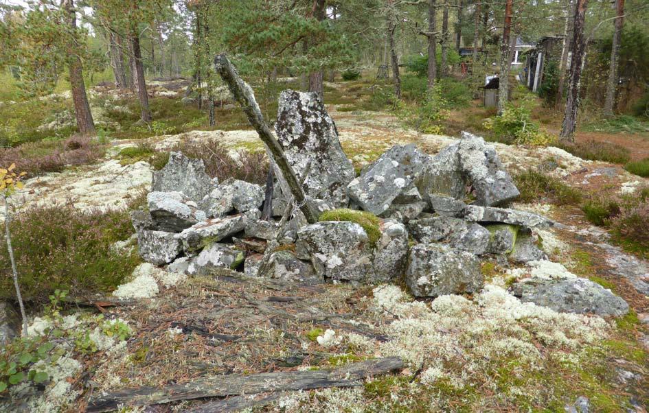 ± Yta 2 Yta 3 101!( 102!( 103!( 0 100 200 m Yta 1 104 105!(!( 106107!(!(!( Gränsröse Yta 1-3 Område som undersöktes Utredningsområde Figur 7. Utredningsgrävningen genomfördes på tre ytor.