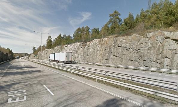 norrut, dels söder om Trafikplats Kungsängen (vänster) och