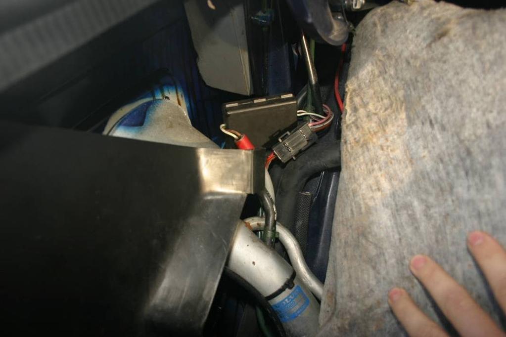 Har multimetern smala, vassa prober dvs metallpinnar som man mäter med så kan dessa stickas ned vid kablarna i kontakten. Motståndet bör vara 0-280 Ohm.