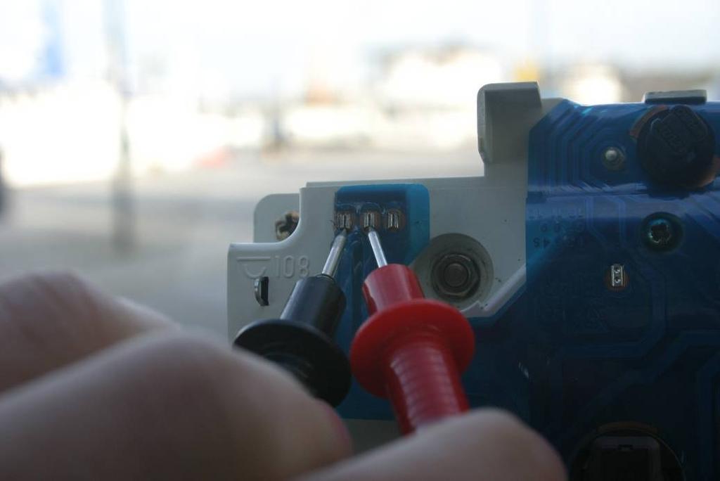 Slå på tändningen. Mät spänningen mellan de två yttersta ledarna. I ett VDO-instrument är denna spänning 7.92V. Prova nu att mäta spänningen mellan den vänstraste, jord, och den mittersta signal.