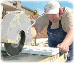 Är klingan av god kvalitet fungerar den i allmänhet bra även vid arbeten i hårda material som granit. I slitande material som asfalt skär den snabbt men med en kort livslängd.