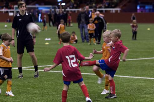NIVÅ 1 FOTBOLLSGLÄDJE 6-9 ÅR MATCH Idé om spelformer med utgångspunkt från lärande: ÅLDER SPELFORM BOLL MATCHTID YTA MÅLSTORLEK ANTAL SPELARE 6-7 ÅR 3 mot 3 4 4 x 10 min 20 x 15 m 2 x 1,5 m käppar/