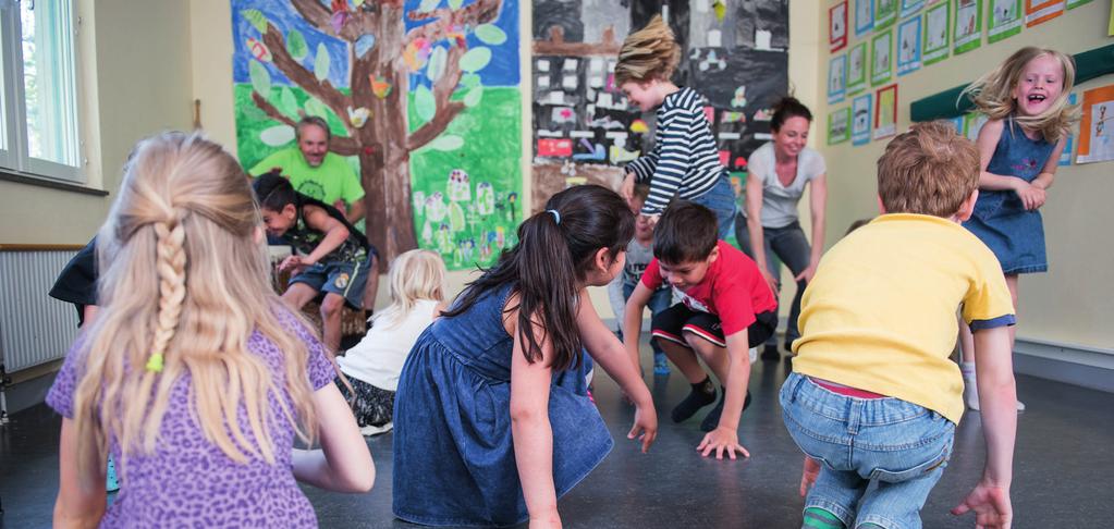 Foto: Elin Selin Dansa, lyssna, läs! Enköpings bibliotek Kan man dansa en saga? Javisst! Välkommen till en sagostund där barnen själva är med och formar vad som händer.