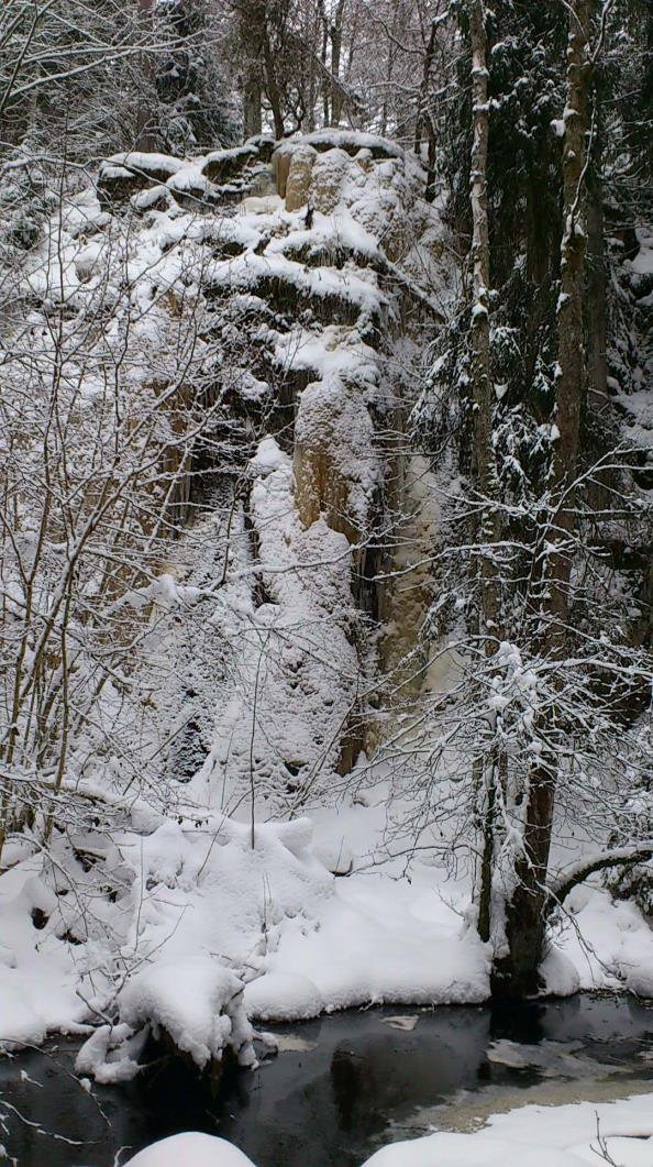 Isväggen uppströms når man lätt med ett par hopp via en liten ö i strömfåran. Ett måste för naturromantikerna!