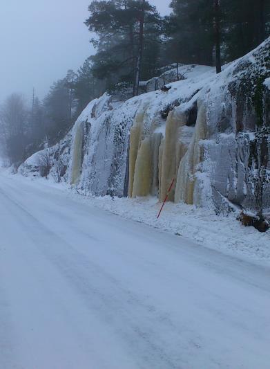 Greby Från Horn, ta väg norrut mot Kisa. Efter ca 3 kilometer är man där. Isen på vägens högra sida, kanske en något onödig kommentar, ca 10 meter hög.