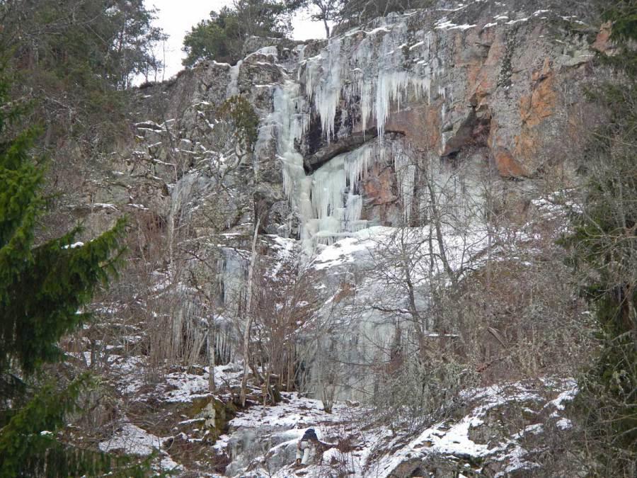 Korpberget vid Hargsjön Ca 3 kilometer från Kisa längs Ulrikavägen. Uppe i Korpbergets östra brant bildas ibland en linje på ca 30 m, grad IV.