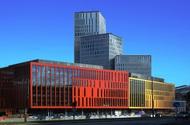 Detta landmärke har Byggmånader 35 även blivit Malmös symfoniorkesters nya hemarena. Stora ytor, dramatiskt svart och starka kulörkontraster Entr.form Utförs i egen regi kännetecknar Malmö Live.