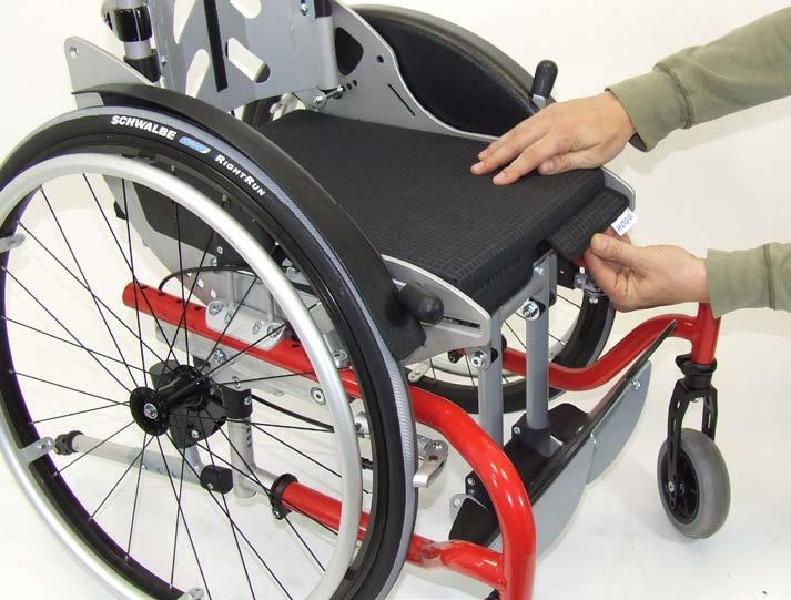 18 Fäst sittdynan med hjälp av flikarna runt sittplattans bakkant (19).