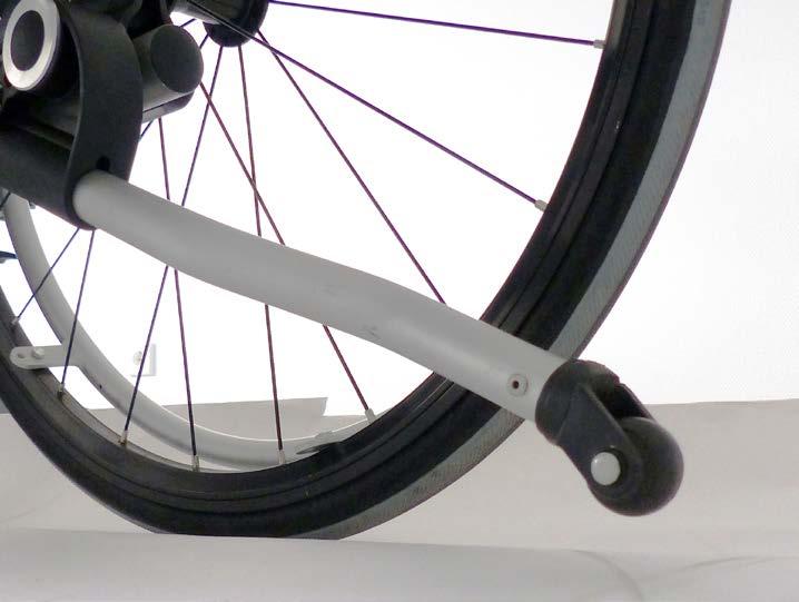 42 Bild 43 visar tippskyddets placering. Tippskyddet ska vara 2 3 cm över marken.