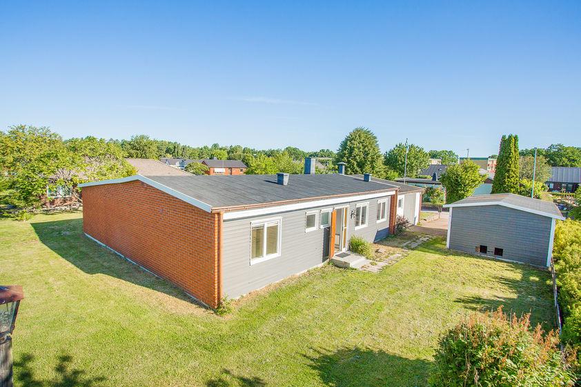 Välkommen till Ljungnäs Vaktarevägen 17 PRIS: 595 000 kr STORLEK: Boarea 109 m 2, biarea 21 m 2. 4 rum (kan göras om till 5 rum), varav 3 sovrum. Areauppgifter enligt taxeringsinformationen.
