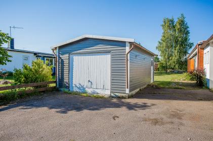 Välkommen in till Vaktarevägen 17 En asfalterad infart ger plats för två bilar och här finns också ett fristående garage.