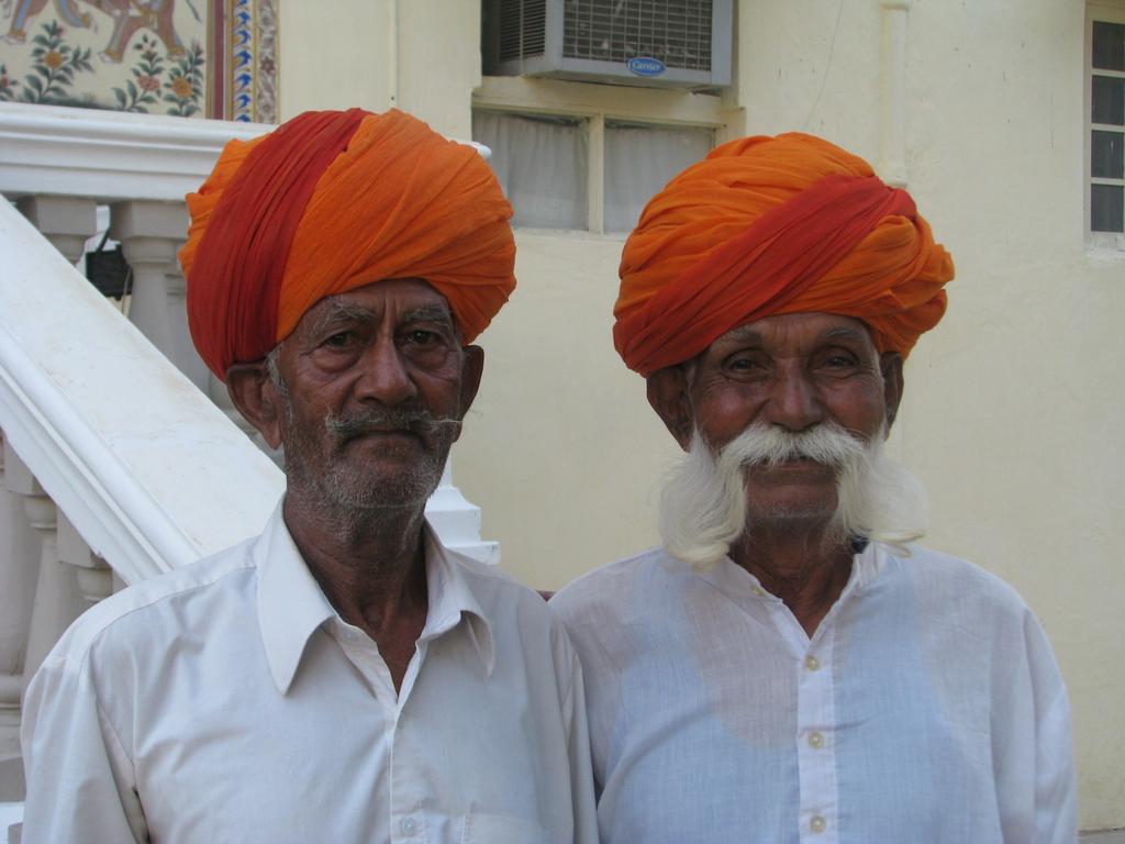 INDIEN Tusen & En Natt Slott & borgar - heligt rått-tempel - kamelsafari - tigersafari Rajasthan är en av Indiens mest fängslande och färgstarka delstater med starka inslag av exotiska textilier,