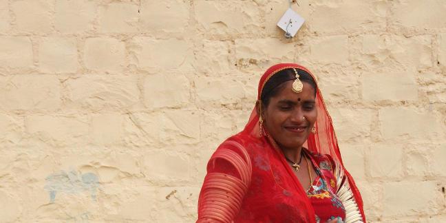 DAG 05: JAISALMER KAMELSAFARI Efter tre timmars jeepresa på sandiga ökenvägar anländer ni strax innan solnedgången till era väntande kameler.