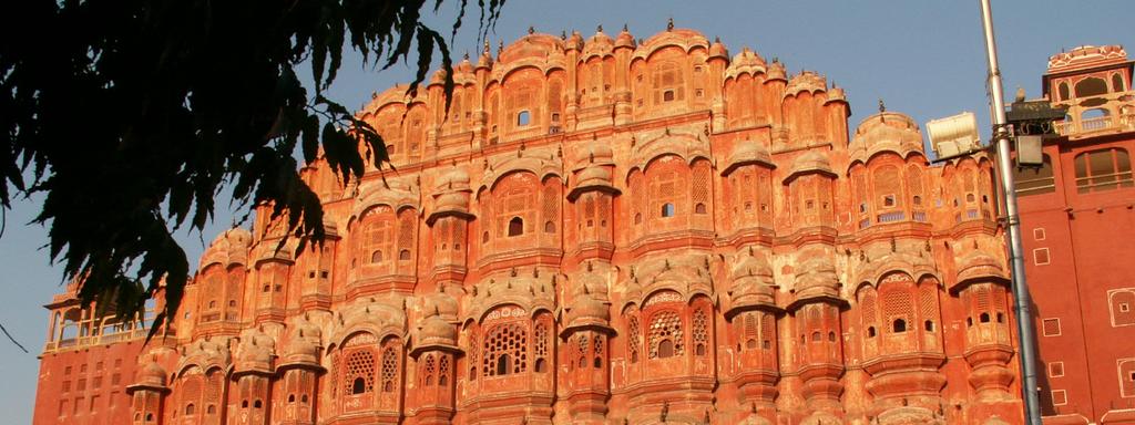Vindarnas Palats, Jaipur City Palace, Jaipur DAG 09: JAIPUR RANTHAMBHORE NATIONALPARK Idag styr ni vidare mot Ranthambhore nationalpark. Nationalparken anses som ett himmelrike för de vilda djuren.