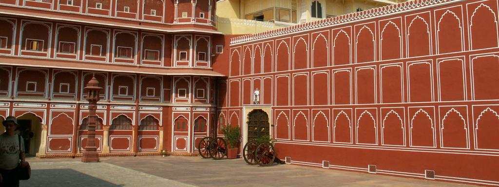 Om allt löper på väl under er biltransport från Jaipur och beroende på situationen i parken vid er ankomst hinner ni kanske med en safari innan kvällen (kan inte garanteras).