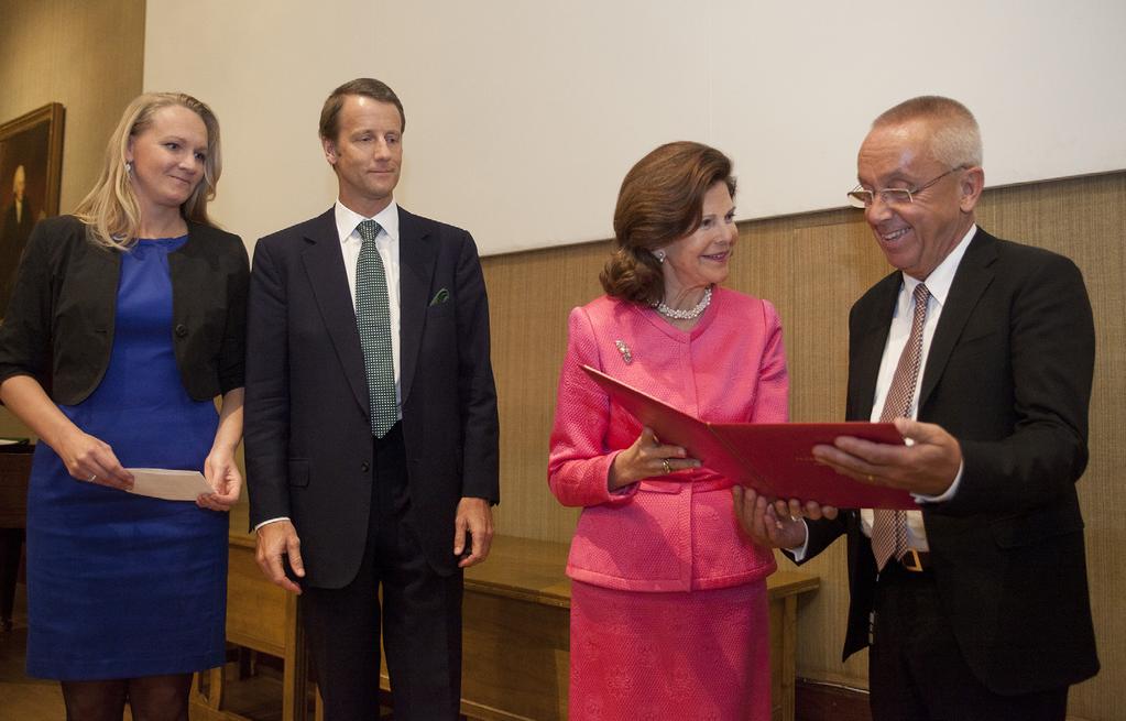Foto: Pelle Wichmann 2012 års pristagare Christopher Gillberg mottar priset av H. M. Drottningen.