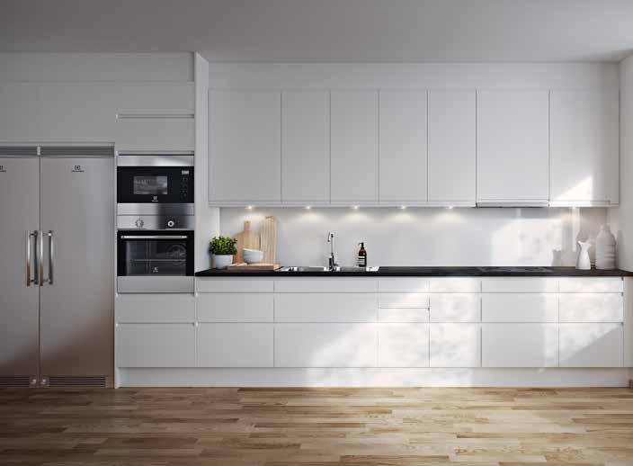 Arbetsytan är i svart laminat med stänkskydd i vitt glas som är enkelt att hålla rent. Vitvarorna är rostfria och golvet är i mattlackad ekparkett.