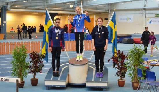 Prisutdelning 200 m för F15 (notera den enligt Saga "supercoola" pallen) Saga åkte, som enda DSK:are, till Eskilstuna Indoor med målet att försöka sätta nytt klubbrekord på 60 m, efter att bara ha