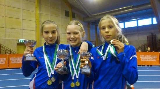 Hammarbyspelen, Sätra 8-10/2 2013-02-11 19:27 Osannolika framgångar för årgången 2003! Bilden ovan. Saga, Lovisa och Sara med medaljer och pokaler efter den fantastiska fyrkampen!