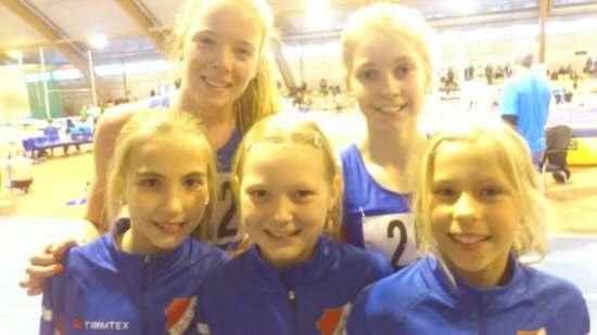 Anna och Vilma grattas av sin fan-club efter ett mycket bra 800m-lopp! Pallplatser och klubbrekord Jacob Öman -95 M 400m 52,43 - klubbrekord P18! Olof Silvander -99 Brons P14 1000m 3.