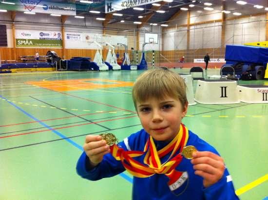 Johan Brodin rapporterar: Markus lyckades inte riktigt lika bra i kula och höjd (måste göra nåt åt den där saxstilen) som förra helgen. Däremot gick längd, 60 m och 400 m riktigt bra.
