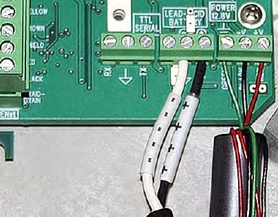 Anslut förlängningskabeln vid plinten märkt LEAD-ACID BATTERY, anslut kabelns svarta ledare till +12 plinten, och den vita ledaren till