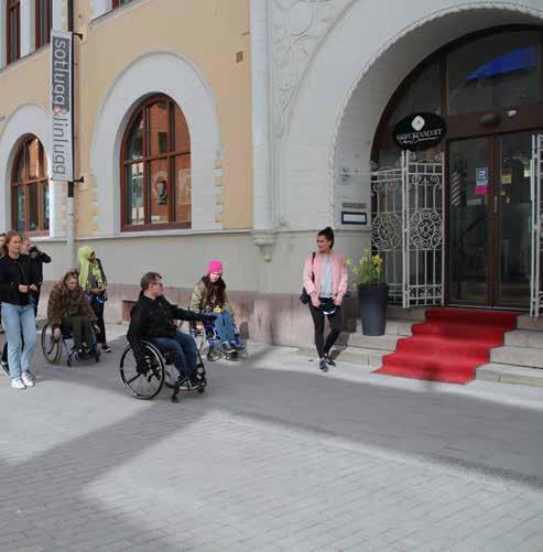 Med ögonbindel, och ledsagare, gavs eleverna en chans att uppleva totalt mörker, som en synsvag/blind ser omvärlden. Att försöka ta sig fram över kullersten sittandes i en rullstol.