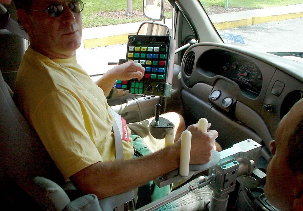 Vägen till anpassad bil Foto: Björn Peters Ett mekaniskt joysticksystem för gas, broms och styrning utvecklat i USA.