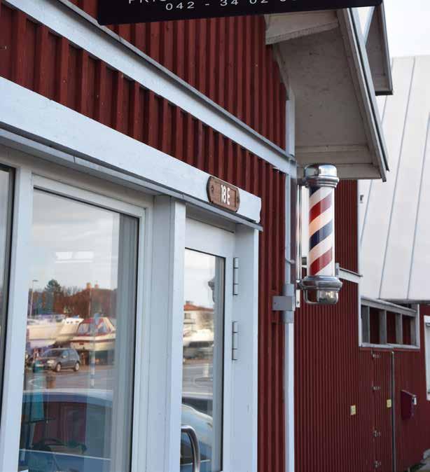 Hamnen är i full aktivitet med fritidsbåtar som görs i ordning för en dag på det glittrande havet och på hörnan av det röda trähuset vid bryggan, ser jag en blå, röd och vit Barber Pole som skvallrar