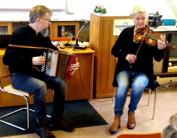 10 Folkmusik på Radiomuseet Riksspelmännen Jenny Elisabeth Gustafsson (fiol) och Pers Nils Johansson (klarinett) bjöd på en helt unik