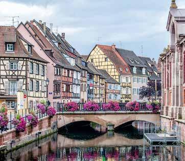 Basel är Schweiz tredje största stad, vid gränsen till Frankrike och Tyskland, med floden Rhen som rinner mitt i.