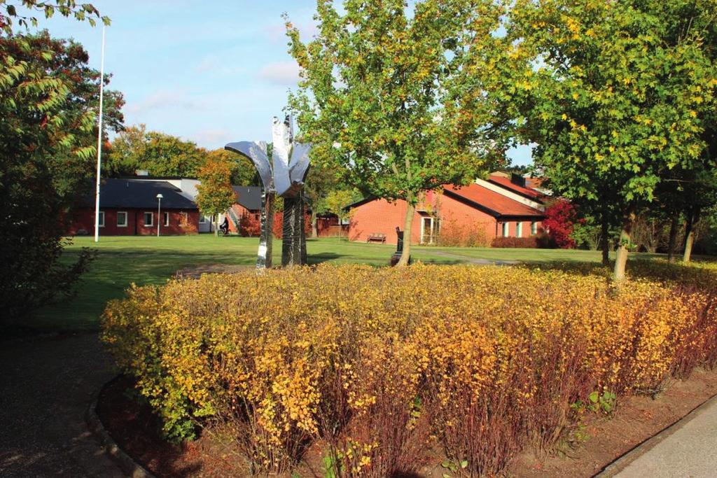 Här finns dock ingenstans att sitta, om man nu skulle vilja göra det. Jag föreställer mig att barn på denna plats, skulle använda gångarna vilket leder dem fram till konstverken.