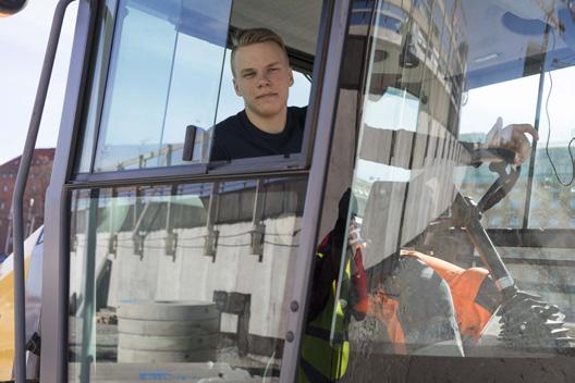 Semesterlön och semesterersättning För månadsavlönade gäller att man får sin aktuella månadslön under semestern plus ett semestertillägg på 0,8 procent för varje betald semesterdag.