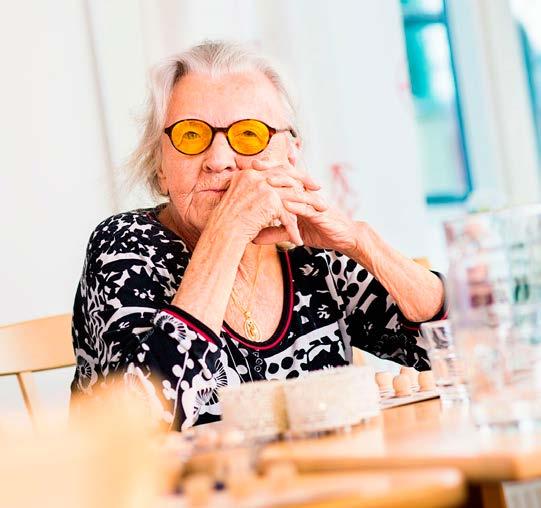 9 Personer MED FUNKTIONSNEDSÄTTNING 5 TENDENSER Positiv konsekvens Negativ konsekvens Högre krav på utbildning i arbetslivet. Ökad kunskap om anpassade utbildningar och arbeten.