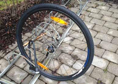 Färgmarkeringar Hjälper vid: stökigt Ett sätt att utan pekpinnar hjälpa cyklisten att använda cykelparkeringen så som det är tänkt är att använda markeringar i golvet eller marken.