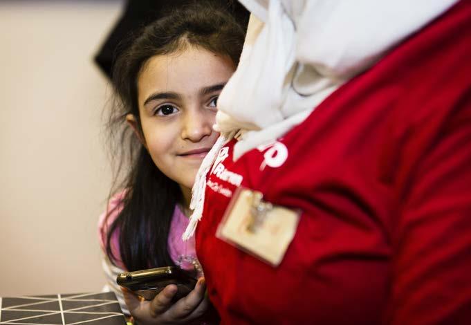 VERKSAMHETSBERÄTTELSE MED EFFEKTRAPPORT Barn i migration ska få sina rättigheter tillgodosedda RIMAS BERÄTTELSE Barnens lek ger mig hopp Rima med yngsta dottern Sewar, 4, på Rädda Barnens barnvänliga