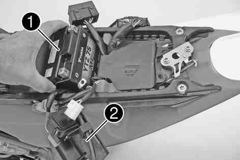 UNDERHÅLL AV CHASSI OCH MOTOR 57 Lossa batteriets minus- och pluskablar. Var försiktig med kontaktbrickorna mellan kabelskorna och batteripolerna. 9.