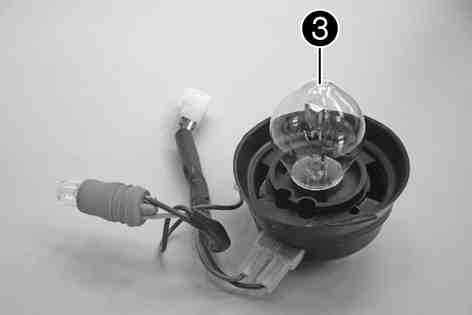 Strålkastare (S2 / sockel BA20d) ( s 86) Sätt i gummihättan med lamphållare i reflektorn och vrid medsols tills det tar stopp. Stick in markeringsljusets lamphållare i reflektorn.