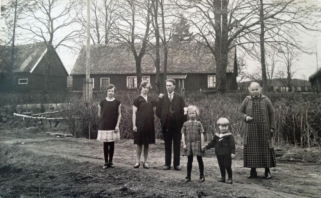 Barn: Herbert Leontinus f 1891, Elin (Ellen) Gunborg Fatima f 1894, Gustaf Robert (Rudolf) Vallentin f 1897, Ebba Konstantia f 1899, Anna Elise f 1901 och Alice Hedvig f 1905.